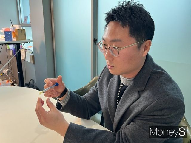 페리메디 제품 사용법을 설명하는 이 대표. /사진=김동욱 기자