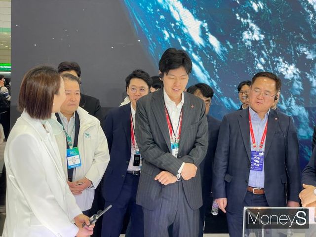 신유열 롯데지주 미래성장실장(부사장, 가운데)이 6일 서울 강남구 코엑스에서 열린 '인터배터리 2024'를 방문해 SK온의 전시관을 둘러보고 있다. / 사진=이한듬 기자