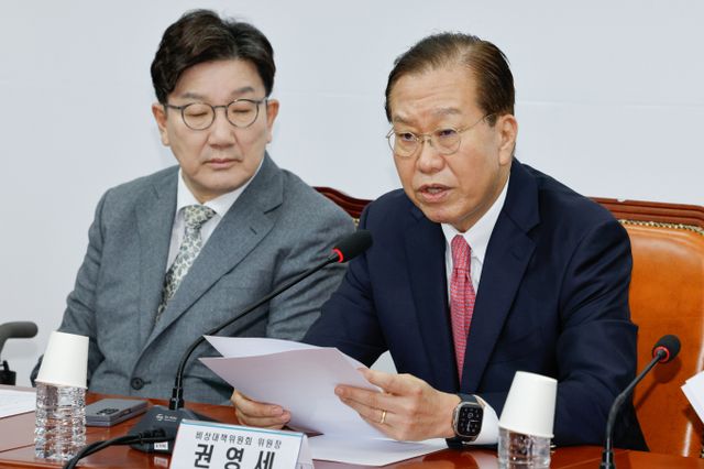 권영세 국민의힘 비상대책위원장이 상속세를 개편하겠다고 말했다. 사진은 권 비대위원장(오른쪽)이 6일 서울 여의도 국회에서 열린 비상대책위원회의에 참석해 모두 발언 하는 모습. /사진=뉴스1 