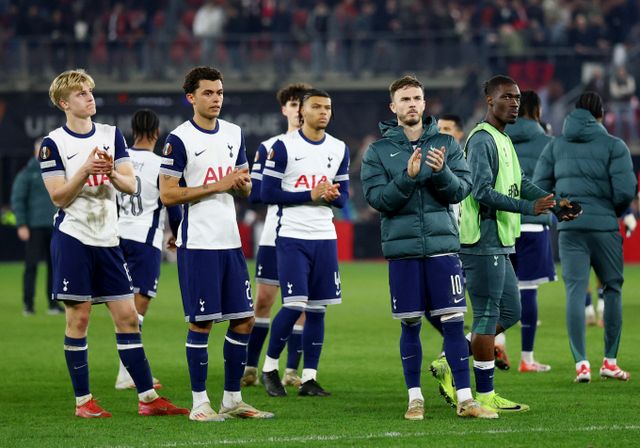 토트넘 홋스퍼가 AZ알크마르와의 원정경기에서 졸전 끝에 0-1로 패배했다. 사진은 7일(한국시각) 네덜란드 알크마르 AFAS스타디온에서 열린 '2024-25 유럽축구연맹(UEFA) 유로파리그(UEL) 16강 AZ알크마르와의 1차전에서 패배한 토트넘 홋스퍼 선수단의 모습. /사진=로이터