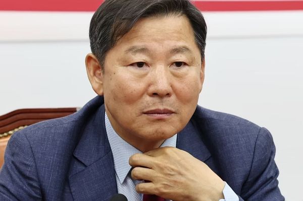 이철규 국민의힘 의원 아들 이모씨가 지난해 10월 액상 대마를 구하러 갔을 당시 렌터카를 이용했다. 사진은 이철규 국민의힘 의원이 지난해 5월17일 오후 서울 여의도 국회에서 열린 당 총선백서특별위원회 공천관련 평가회의에서 옷매무새를 가다듬고 있는 모습. /사진=뉴스1