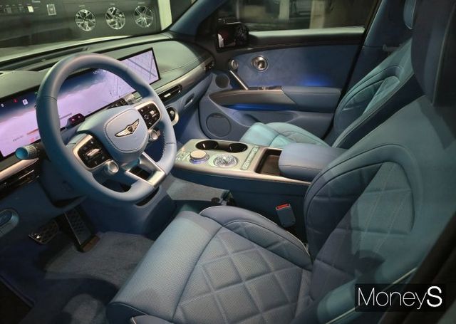 제네시스가 GV60 부분변경 모델을 공개했다. 사진은 GV60의 실내 모습./사진=김이재 기자