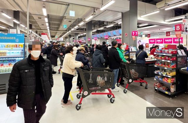 3월6일 저녁 장을 보기 위해 홈플러스 강동점을 찾은 시민들. /사진=황정원 기자