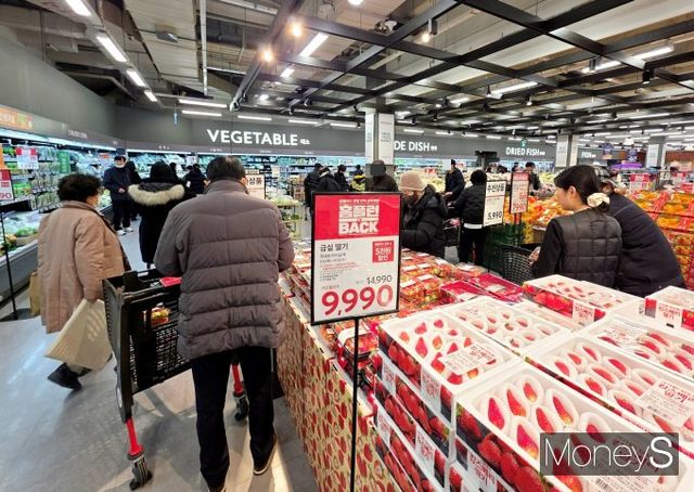 홈플러스가 기업회생절차를 개시했지만 소비자들은 이와 상관없이 홈플러스를 계속 이용하겠다는 반응을 보였다. 6일 홈플러스 강동점을 찾은 시민들이 신선식품 코너를 둘러보고 있다. /사진=황정원 기자