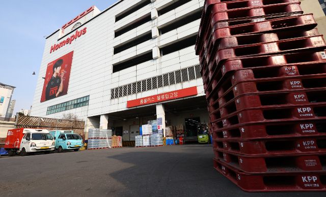 우리은행이 홈플러스 기업회생절차로 어려움을 겪는 중소기업·소상공인 협력업체를 대상으로 긴급경영안정자금을 지원한다. 사진은 서울 한 홈플러스 매장의 물류입고장이 한산한 모습. /사진=뉴시스