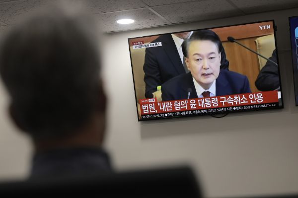 법원이 윤석열 대통령 구속취소 청구를 인용하자 대통령실이 환영한다는 입장을 전했다. 사진은 법원이 윤석열 대통령에 대한 구속취소 청구를 인용한 가운데 7일 서울시내 대형병원에 설치된 모니터에 관련 뉴스가 나오는 모습. /사진=뉴시스