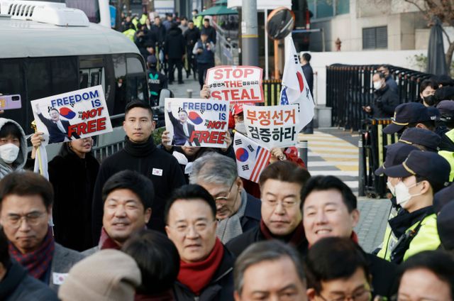국민의힘 몇몇 의원들이 윤석열 대통령을 마중하기 위해 서울구치소를 향했다. 사진은 7일 서울 용산구 한남동 대통령 관저 앞에서 국민의힘 탄핵반대 당협위원장 모임 관계자들이 윤 대통령 석방을 환영 입장문을 발표하는 모습. /사진=뉴시스 