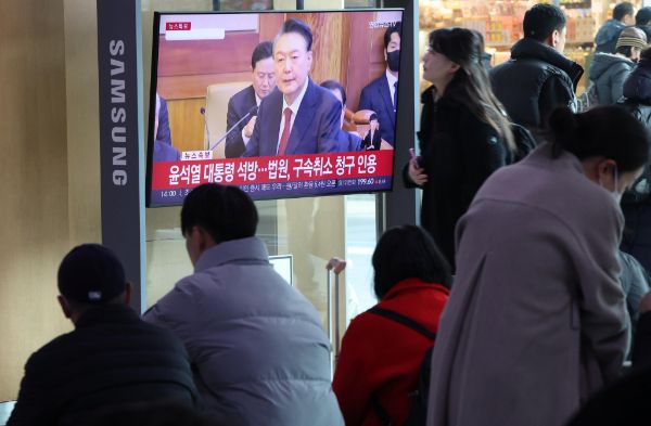 법원이 윤석열 대통령의 구속 취소를 결정한 것을 두고 더불어민주당이 탄핵심판과 관련 없음을 강조했다. 사진은 법원이 윤석열 대통령에 대한 구속취소 청구를 인용한 가운데 관련 뉴스가 나오는 모습. /사진=뉴시스