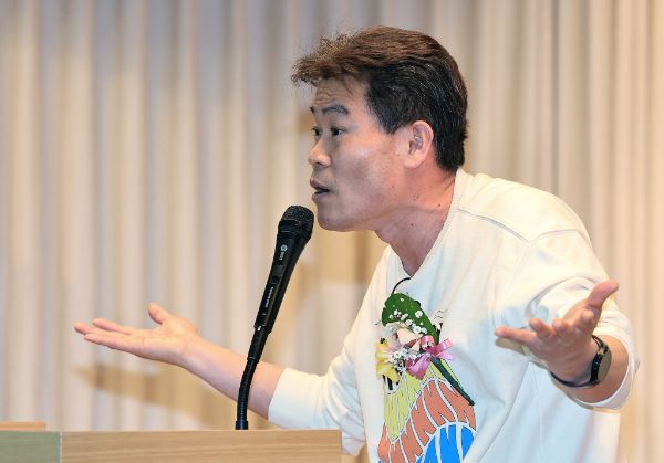 한국사 일타강사 전한길이 한동훈 전 국민의힘 대표를 재차 언급했다. 사진은 전한길이 강연을 하는 모습. /사진=뉴스1