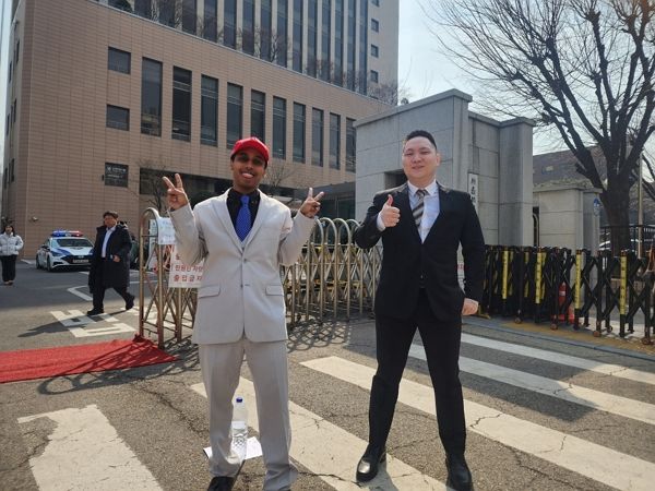 유대계 미국인 유튜버 조니 소말리(본명 램지 칼리드 이스마엘)가 첫 공판을 마치고 또다시 망언을 남겼다. 사진은 업무방해 및 경범죄처벌 위반 혐의로 기소된 미국인 유튜버 소말리가 첫 공판 후 재판장 앞에 선 모습. /사진=뉴스1