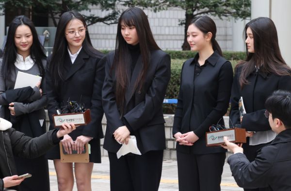 그룹 뉴진스(NJZ) 멤버 하니가 전속계약 분쟁 중인 소속사 어도어와 모기업 하이브를 겨냥하는 글을 게재했다. 사진은 그룹 뉴진스(NJZ 하니, 민지, 혜인, 해린, 다니엘)가 '어도어, 뉴진스 상대 기획사 지위보전 및 광고계약 체결 등 금지 가처분' 심문기일을 마친 후 취재진의 질문에 답변하는 모습. /사진=뉴시스