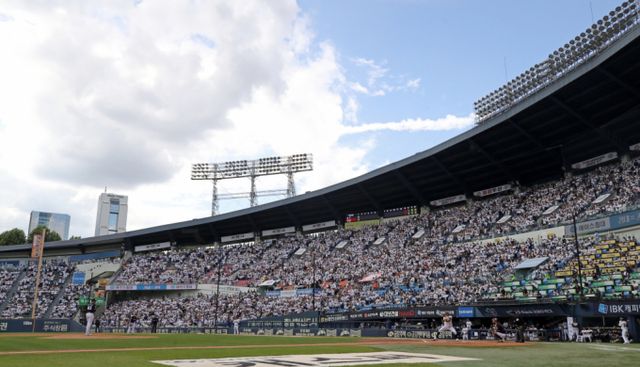 KBO가 투구 추적 시스템인 트랙맨을 도입해 구속 측정 시스템을 일원화 한다. 사진은 지난해 10월3일 서울 송파구 잠실야구장의 모습. /사진=뉴스1