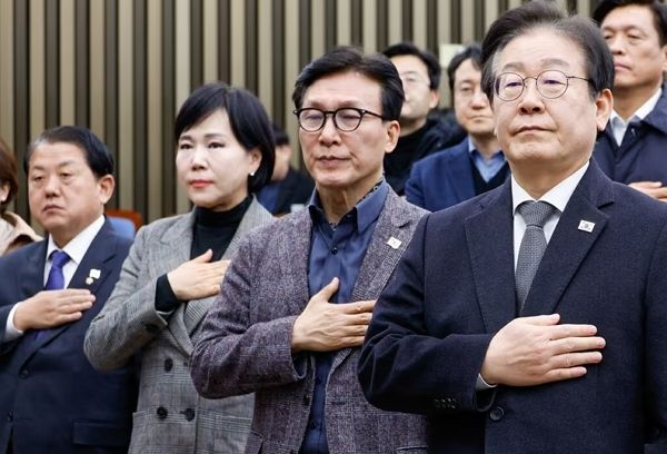 더불어민주당이 7일 윤석열 대통령의 구속이 취소되자 긴급 의원총회를 열고 대응 방안을 모색한다. 사진은 더불어민주당 의원들이 국회 비상의원총회에 참석한 모습. /사진=뉴스1