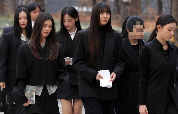 어도어가 제기한 가처분 신청의 심문에 걸그룹 뉴진스가 직접 출석했다. 사진은 7일 서울 서초구 중앙지방법원에 뉴진스가 출석하는 모습. /사진=스타뉴스