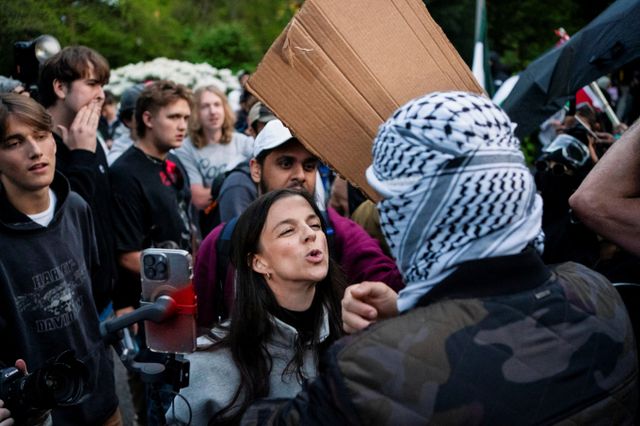 미국 국무부가 AI를 이용해 팔레스타인 무장정파 하마스를 지지하는 유학생을 선별해 추방할 것으로 보인다. 사진은 지난해 5월7일 미국 워싱턴주 시애틀에 있는 워싱턴대학교에서 팔레스타인 지지자들이 시위하는 모습. /사진=로이터