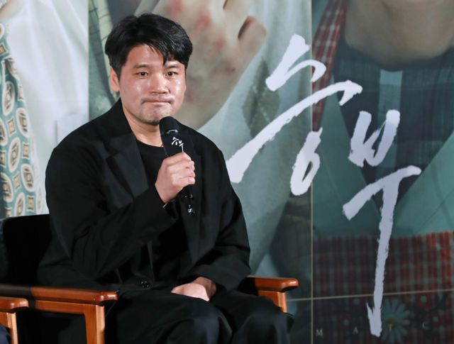 영화 '승부' 연출을 맡은 김형주 감독이 마약 투약 혐의로 재판을 받는 배우 유아인 분량 편집이 없음을 시사했다. 사진은 김 감독이 7일 서울 CGV용산아이파크몰에서 진행된 '승부' 제작발표회에 참석해 질문에 답하는 모습. /사진=스타뉴스