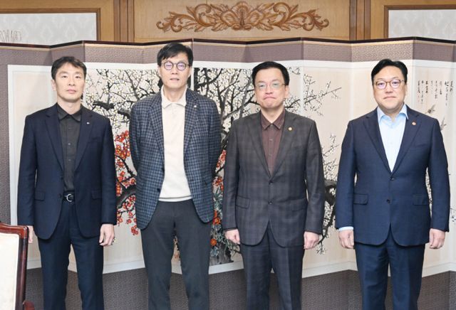  최상목 대통령 권한대행 부총리 겸 기획재정부 장관이 7일 서울 종로구 정부서울청사에서 열린 '거시경제·금융현안 간담회'에 앞서 기념촬영을 하고 있다. 왼쪽부터 이복현 금감원장, 이창용 한국은행 총재, 최상목 대통령 권한대행 부총리, 김병환 금융위원장. /사진=기획재정부 제공 