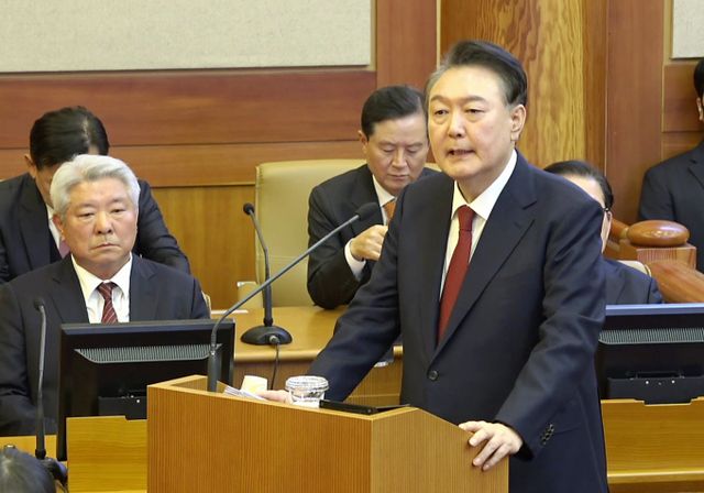 법원이 7일 내란 우두버리 혐의를 받는 윤석열 대통령의 구속 취소 청구를 인용했다. 사진은 윤 대통령이 지난달 25일 서울 종로구 헌법재판소에서 열린 자신의 탄핵심판 11차 변론에서 최종변론을 하는 모습. /사진=뉴시스(헌법재판소 제공) 