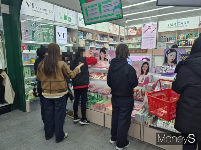 서울 마포구 다이소 홍대점에서 다이소 뷰티 제품을 소비자들이 구매하는 모습. /사진=김인영 기자