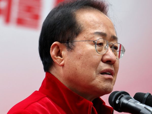 홍준표 대구시장이 "공수처장과 검찰총장, 서울고검장은 불법 수사의 책임을 지고 즉각 사퇴하기 바란다"고 촉구했다. 사진은 홍준표 대구시장이 지난 4일 대구 동구 대구혁신도시 복합문화센터 물빛서원 개관식에서 기념사를 하고 있는 모습. /사진=뉴시스