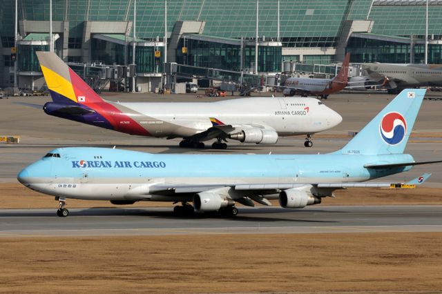 정부가 대한항공과 아시아나항공의 기업결합 이후 시정조치가 제대로 이행되는지 향후 10년간 감독한다./사진=뉴시스