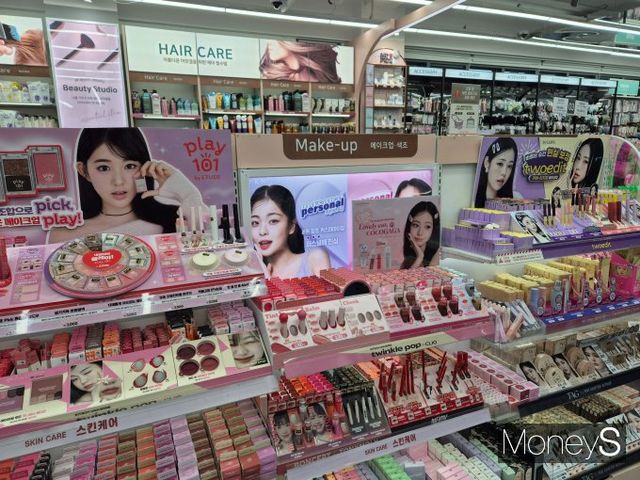 서울 마포구 다이소 홍대점 플레이101 매대 모습. /사진=김인영 기자