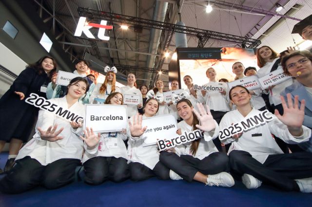 MWC2025 폐막을 하면서 KT 전시장 모델들이 손을 흔들고 있다. /사진=KT