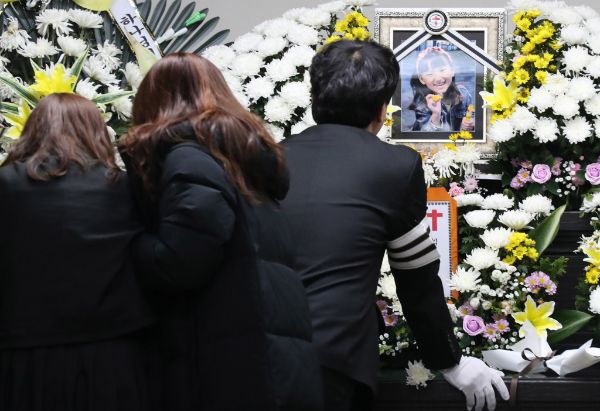 초등학교에서 김하늘양(8)을 살해한 후 자해해 중환자실에 입원했던 40대 여교사 A씨가 경찰에 체포됐다.사진은 건양대병원 장례식장에서 김하늘양 발인식 모습. /사진=뉴스1