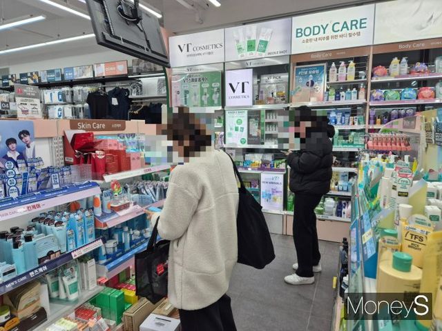 서울 마포구 다이소 홍대점에서 뷰티 제품을 구경하는 소비자들의 모습. /사진=김인영 기자