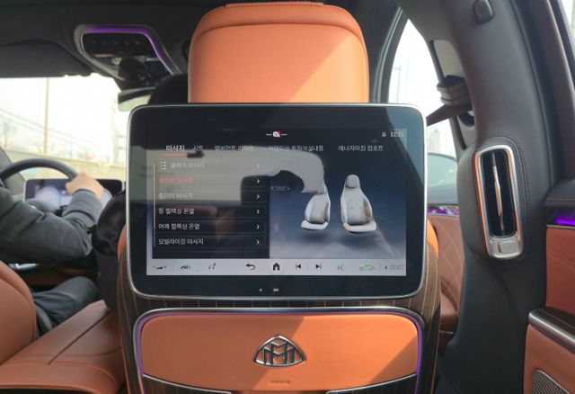 이그제큐티브 시트로 시트 각 부분을 개별적으로 조절할 수 있다. 마사지와 목·어깨 온열 기능도 제공한다./사진=김이재 기자