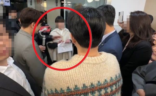 한동훈 전 국민의힘 대표가 참여한 행사에서 한 대학생이 한 전 대표의 사인을 면전에서 찢는 돌발 상황이 벌어졌다. 사진은 한동훈 전 대표의 사인을 찢는 대학생의 모습. /사진=유튜브 채널 '종이의TV' 캡처