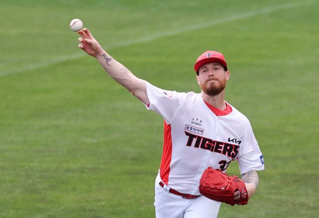 KIA 타이거즈의 새 외국인 투수 아담 올러가 8일 사직구장에서 열린 롯데 자이언츠와의 2025 KBO 시범경기 개막전에 선발 등판해 3이닝 4피안타 1실점을 기록했다. 사진은 지난달 일본 오키나와 킨 야구장에서 열린 한화 이글스와 KIA 타이거즈 연습경기에서 불펜피칭을 하는 올러의 모습. /사진=뉴스1 