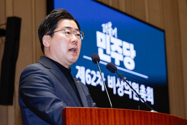 박찬대 더불어민주당 원내대표가 8일 오전 서울 여의도 국회에서 법원의 윤석열 대통령 구속취소 인용과 관련해 열린 비상 의원총회에 참석해 모두 발언하고 있다./사진=뉴스1