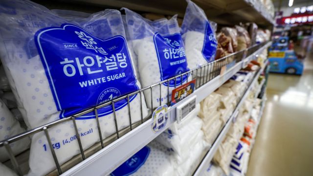  유엔 식량농업기구(FAO)에 따르면 지난 2월 세계식량가격지수는 전월 대비 1.6% 상승한 127.1포인트(p)로 집계됐다. 이 가운데 설탕과 유제품 가격이 각각 6.6%, 4.0% 크게 올랐다. 서울시내 한 대형마트에 설탕이 진열되어 있다. /사진=뉴시스