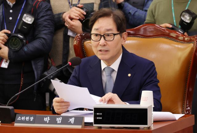 박범계 더불어민주당 의원이 서울중앙지법 형사합의25부(차귀연 부장판사)가 '구속기간 경과 후 기소했다'며 구속을 취소시킨 것에 대해 "검찰이 셈을 잘못한 것"이라며 "석연치 않은 측면이 있다"고 입장을 밝혔다. 지난달 서울 여의도 국회에서 열린 법제사법위원회 법안심사제1소위원회에서 박범계 소위원장이 발언하고 있다. /사진=뉴스1 