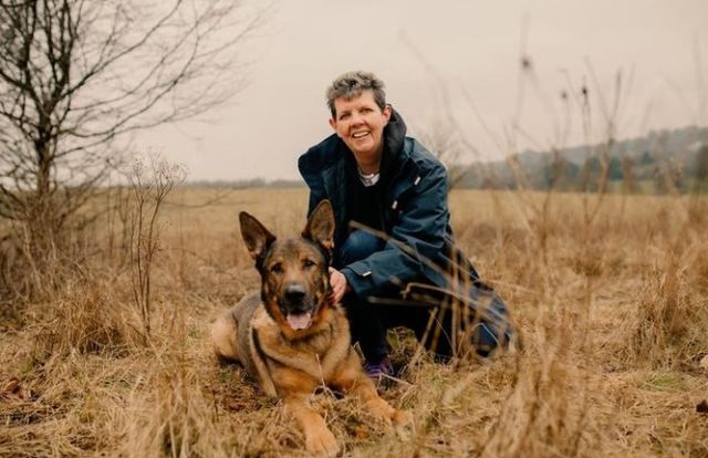 2024년 11월 산책하던 은퇴 경찰견 베어(왼쪽)와 그 주인 줄리아 포프(오른쪽)가 쓰러진 남성을 발견해, 그의 목숨을 구했다./사진=가디언 캡처