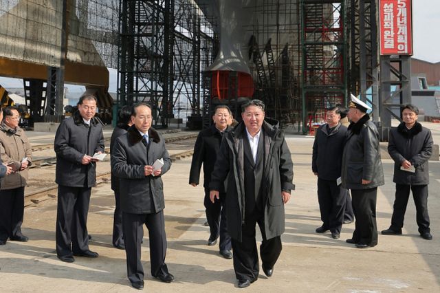 북한 노동당 기관지 노동신문은 8일 김정은 북한 노동당 총비서가 "중요 조선소들의 함선 건조 사업을 현지에서 료해(점검)하고 선박 공업의 획기적 발전을 위한 전략적 방침을 제시했다"고 8일 보도했다. /사진=뉴스1(평양 노동신문)