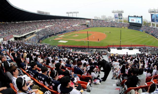 8일 오후 1시 전국 5개 구장에서 2025 KBO 시범경기가 일제히 개최된다.사진은 지난해 4월 잠실야구장 관중석. /사진=뉴스1