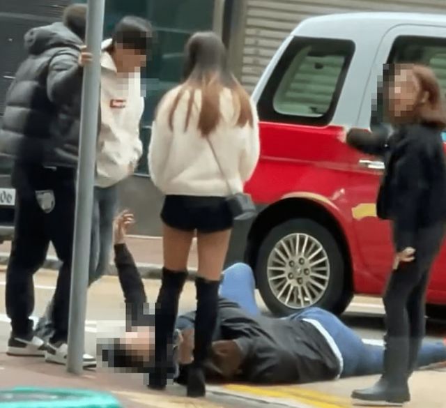 홍콩 사우스차이나모닝포스트(SCMP)에 따르면 7일(현지 시각) 오전 택시 기사 A씨(42)가 침사추이 한 교차로에서 행인 4명에게 집단 폭행을 당했다. /사진=뉴시스(SCMP 보도 갈무리)