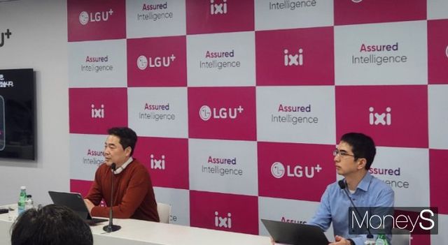 이상엽 LG유플러스 최고기술관리자(CTO)와 이홍락 LG AI연구원 CSAI(최고AI과학자·부사장)이 지난 5일 세계 최대 이동통신 박람회 'MWC2025'가 열린 스페인 바르셀로나 현지 간담회에서 기자들 질문에 답변하고 있다. /사진=양진원 기자