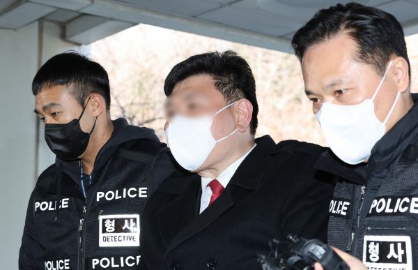 윤석열 대통령 지지자 안병희씨(42)가 자신이 모두를 속였다며 자랑스러워했다. 사진은 '캡틴아메리카' 복장으로 중국대사관과 경찰서에 난입했다 구속된 윤석열 대통령 지지자 안병희씨 모습. /사진=뉴스1