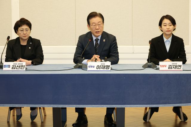 더불어민주당과 조국혁신당, 사회민주당, 기본소득당, 진보당 등 야 5당이 심우정 검찰총장을 직권남용 혐의로 고위공직자범죄수사처(공수처)에 고발하겠다고 밝혔다. 사진은 이재명 민주당 대표(가운데)가 지난 9일 서울 여의도 국회에서 열린 야5당 대표 비상시국 공동대응을 위한 원탁회의에서 발언하는 모습. /사진=뉴스1