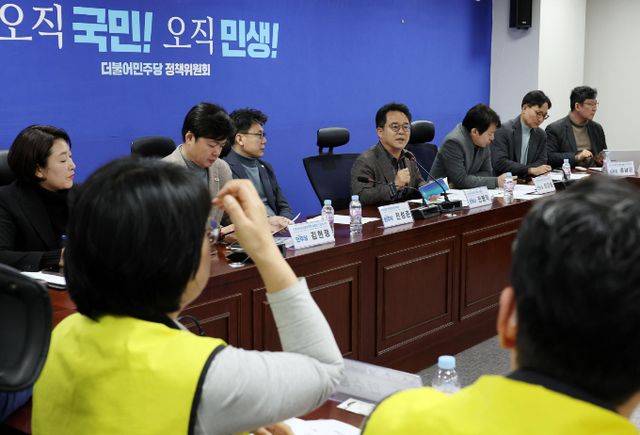 홈플러스 입점 점주들이 1월분 정산을 받지 못했다며 사측이 공식적으로 정산계획을 밝힐 필요가 있다고 주장했다. 9일 오후 서울 여의도 국회 의원회관에서 열린 더불어민주당 을지로위원회와 홈플러스 노조 및 피해점주 간담회에서 민병덕(오른쪽 네 번째) 을지로위원장이 발언하고 있다. /사진=뉴시스