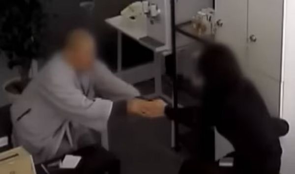 미용실에 불쑥 찾아온 스님이 사주를 봐주고 40만원을 챙겨간 사연이 전해졌다. 사진은 A씨 미용실에서 사주를 봐주는 스님 모습. /사진=JTBC '사건반장' 캡처