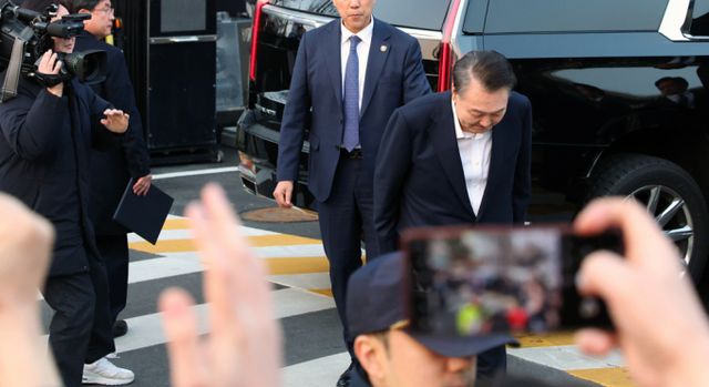 윤석열 대통령 법률대리인단이 9일 입장문을 통해 윤 대통령 구속 취소 결정에 대한 의견을 밝혔다. 사진은 지난 8일 석방 후 지지자들에게 인사하는 윤 대통령. /사진=뉴시스