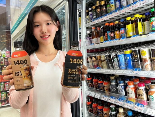 GS리테일이 운영하는 편의점 GS25가 '초가성비' PB로 기획한 1400페트커피, 천냥숙주나물을 선보인다. 소비자가 제품 가격을 직관적으로 인지할 수 있도록 패키지 전면에 가격을 표기했다./사진=GS25