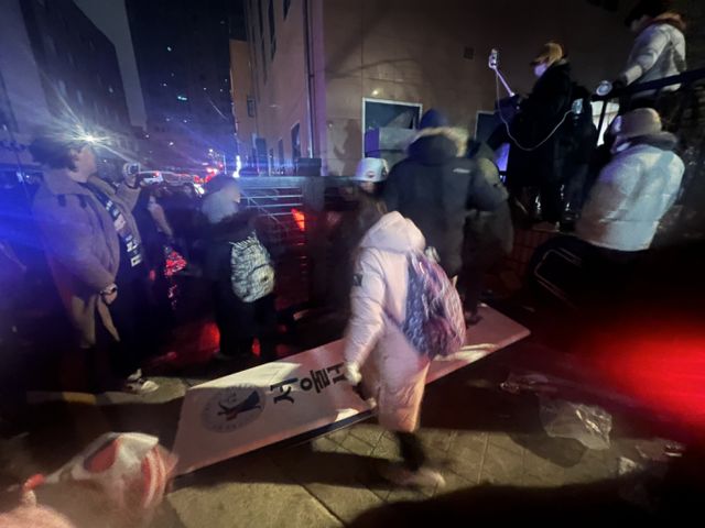 서부지법에서 난동사태 가담자들에 대한 첫 재판 오늘 진행된다. 사진은 지난 1월19일 오전 윤석열 대통령에 대한 구속영장이 발부되자 서울 서부지법에 지지자들이 진입해 난동을 부리고 있는 모습. /사진=뉴스1 