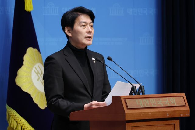 더불어민주당이 국민의힘을 향해 경거망동하지 말 것을 요구했다. 사진은 한민수 더불어민주당 대변인 모습. /사진=뉴스1