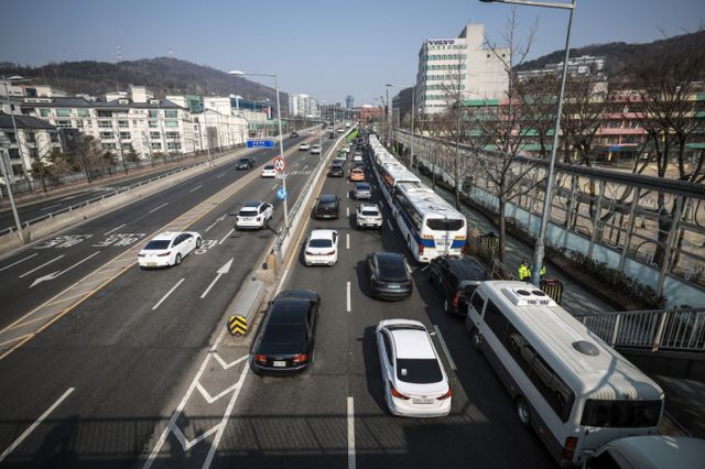 윤석열 대통령 석방 이틀째인 9일 서울 용산구 한남동 관저 인근에 경찰 버스가 줄지어 서 있다./사진=뉴시스