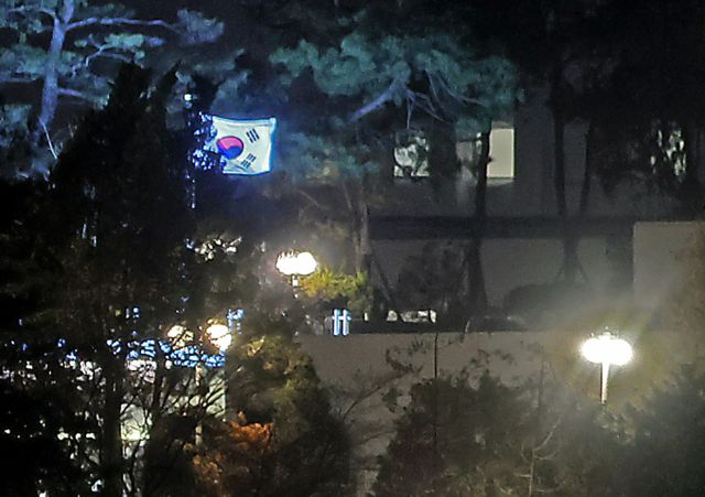 윤석열 대통령이 석방돼 관저로 복귀한 지난 8일 밤 용산구 한남동 관저에 태극기가 게양돼 있다. /사진=뉴시스